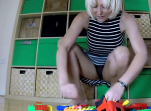 Mind-blowing Grannie plays with LEGO